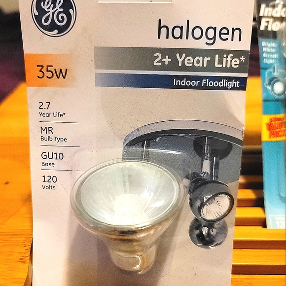 Halogen Indoor Floodlights {G.E. + Phillips}, 4 packs - Picture 3 of 3